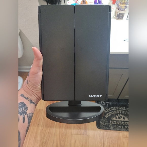 Weily LED Makeup Mirror - Picture 4 of 4